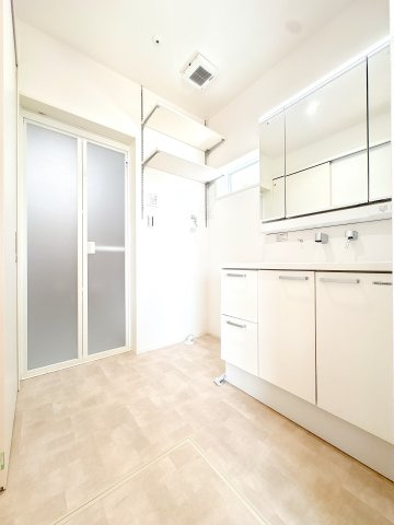 シャワーヘッド付き洗面台になります♪鏡裏には収納もございます♪