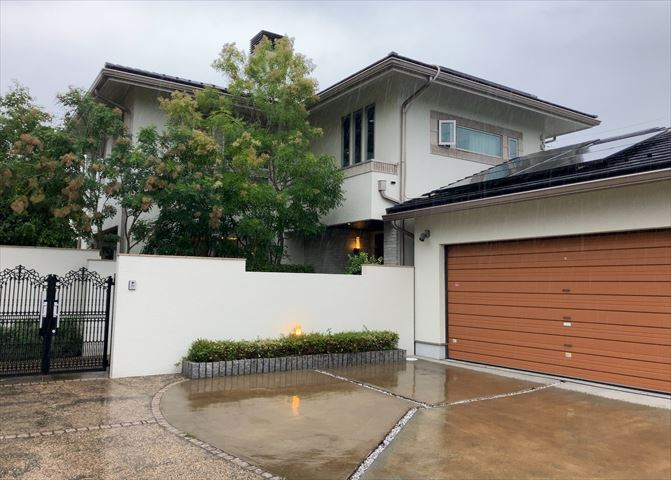 木造住宅とは土台、壁、柱など建築物の強度を支える構造体の材に木が使用されている構造を指します。構造体は建物の自重を支えるだけではなく風圧や水圧、積裁荷重などあらゆる衝撃に耐えるための基礎です。　