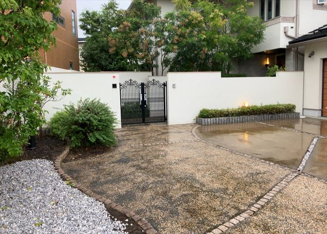 敷地内に散水栓や立水栓があると便利です。水道水を直接利用できるため、水を運ぶ手間を省くことが出来ます。大量の水を必要とする洗車作業や清掃などに役立ちます。その他設備とあわせて、現地でご確認ください。　