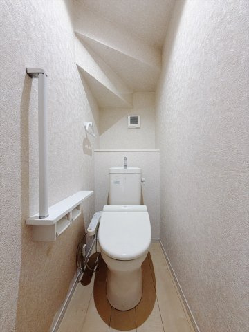 ■トイレ｜トイレは1・2階それぞれにシャワー付きトイレを完備。朝夕の忙しい時ほど、家族のトイレ時間がかぶるもの。トイレが2箇所にあると時短にも繋がり便利です。