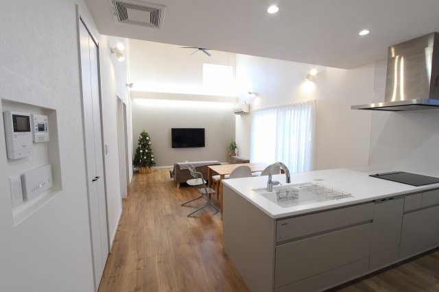 リビングのお子様を見守りながらお料理ができる対面キッチン