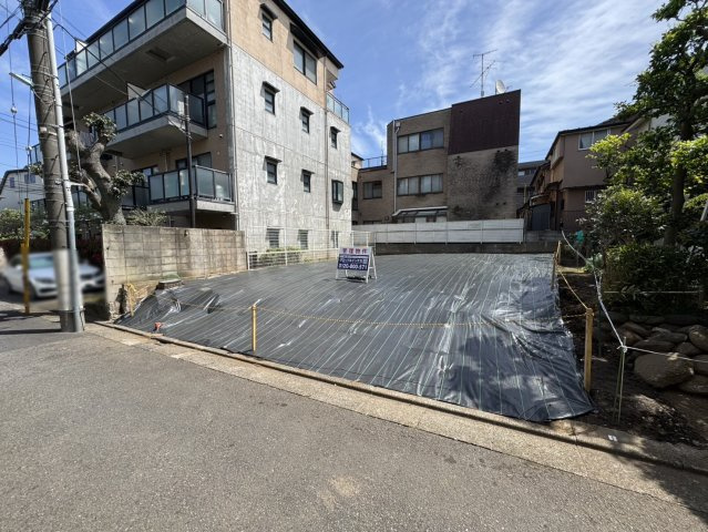 敷地内からは空が広く見渡せ、心地よい光を感じられます。周辺には高い建物が少なくプライバシーを保ちながら開放的な住空間を実現可能です。都心の利便性を享受しつつ静かな住環境でゆとりある時間を満喫できます。