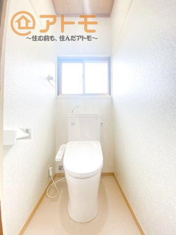 窓があり換気もすぐにできる、清潔感のあるトイレです♪