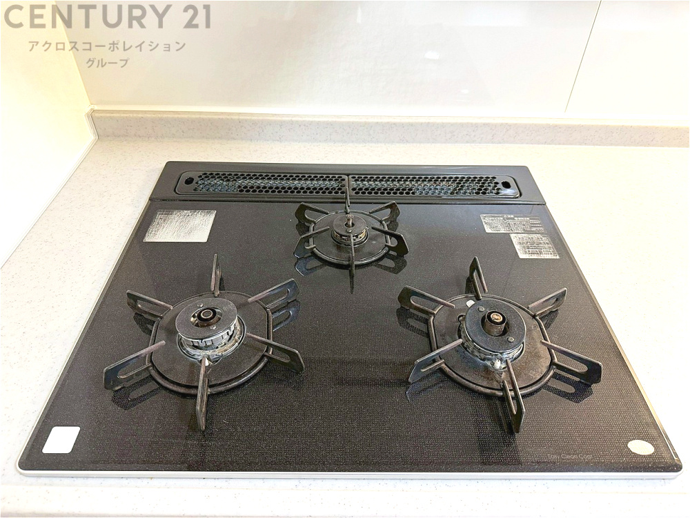 多数の調理器具を同時に使用でき、料理の効率化が可能。省エネで節約になり、様々な料理スタイルに適応できます。また、火力調整が独立しており、手入れや掃除もしやすく、今よりもっとお料理が楽しくなるかも。