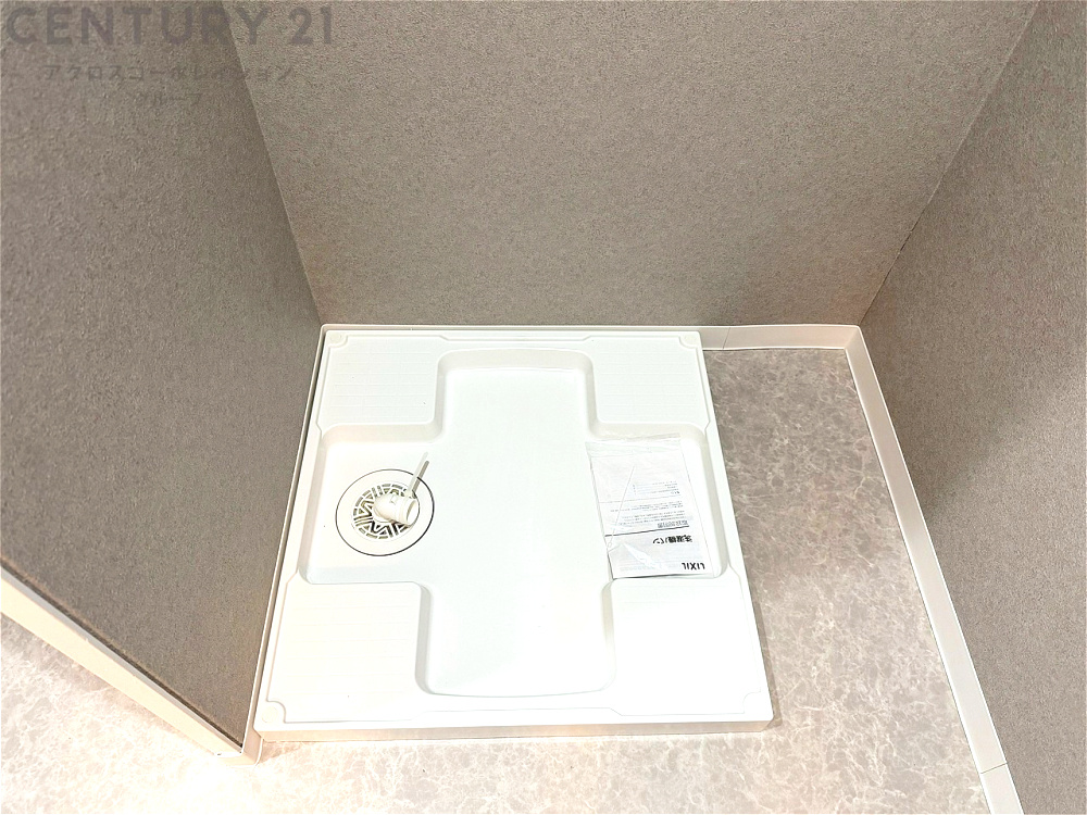 洗濯物の仕分け作業がしやすく、整理整頓が容易になります。洗濯音や湿気を他の部屋に持ち込まず、生活環境を快適に保ちます。上部を活用すれば収納スペースを確保でき洗剤や洗濯用品の整理もしやすくなります。