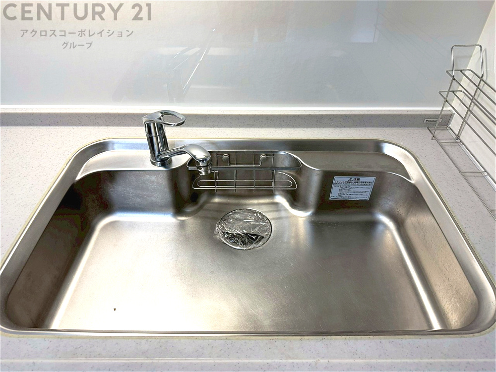 大きなシンクでお鍋などの大きな調理器具を洗う際にも便利です。