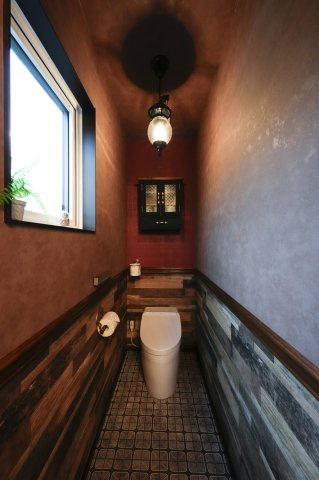 ■トイレ｜自然光が入る落ち着いた空間です。オシャレなクロスは落ち着いた空間を演出し、ついつい長居してしまいます。