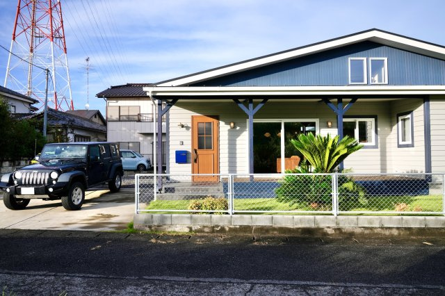 ■外観｜爽やかな青い外壁は青空によく馴染につつも目を引き、街並みに映えるデザインの住宅となっています♪