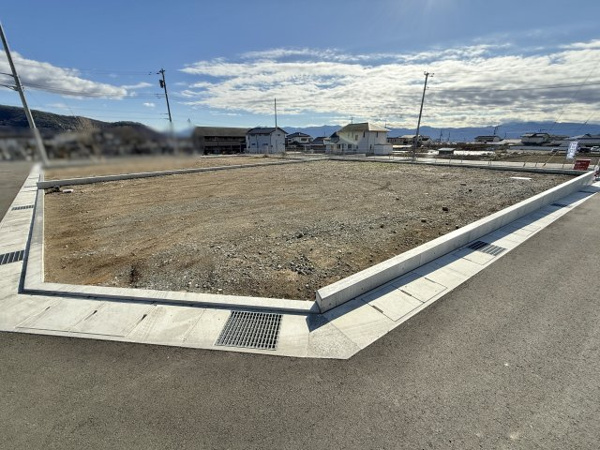 【甲斐市島上条分譲地　売地の前面道路含む現地写真】