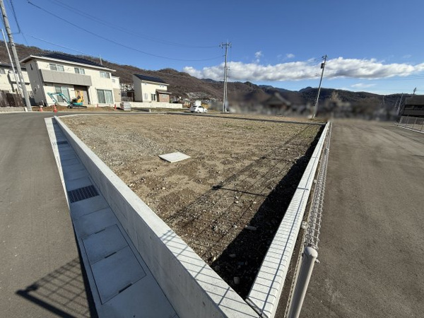 【甲斐市島上条分譲地　売地の前面道路含む現地写真】
