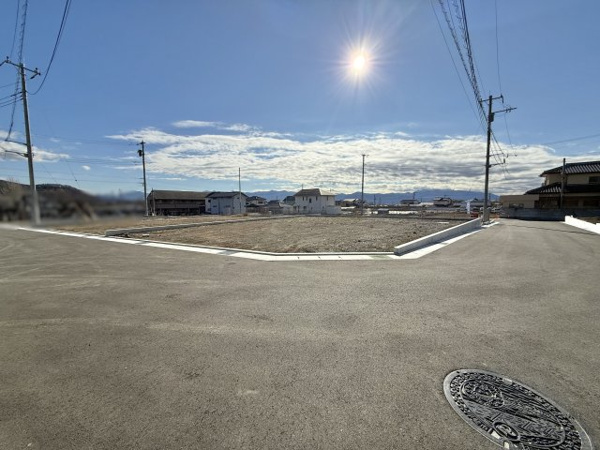 【甲斐市島上条分譲地　売地の前面道路含む現地写真】