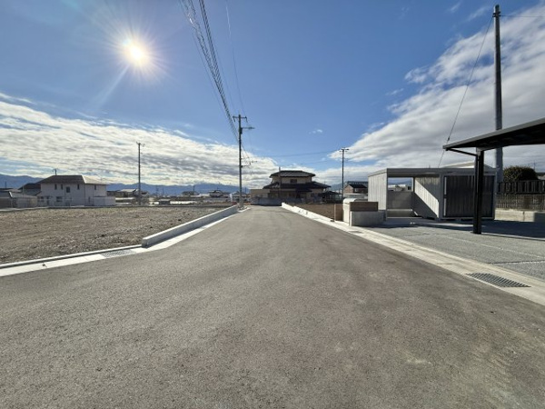 【甲斐市島上条分譲地　売地の前面道路含む現地写真】