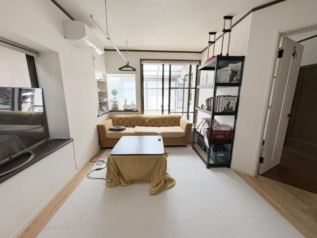 家事をしながらでもリビング全体を見渡せるため、ご家族とのコミュニケーションも取りやすい間取りです。白を基調とした内装で統一されており、明るく清潔感のある空間に仕上がっています。