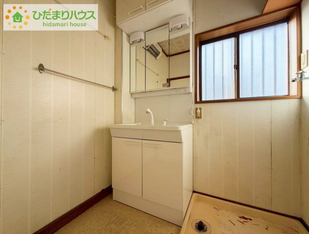 三面鏡の大きな鏡は憧れます(^^♪　鏡の後ろは収納となっていて、細かいものでも収納できるのでスッキリと整理できます！