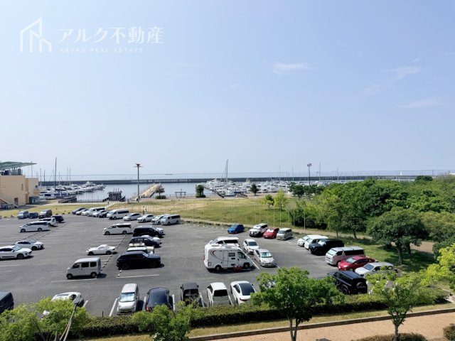 海とヨットハーバーを望む眺望です！