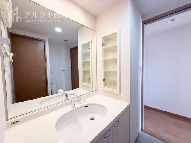 ワイドタイプの洗面台で毎朝の身だしなみもきっちり整えることができますね。