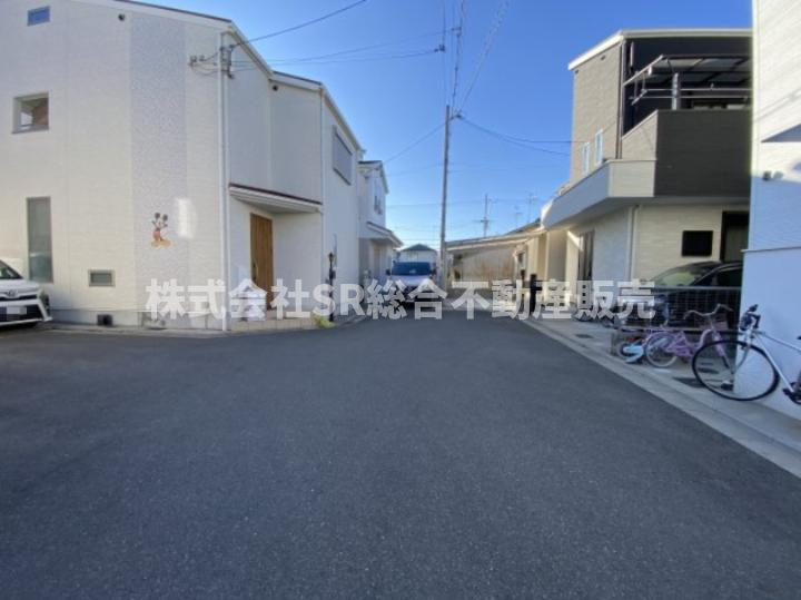 前面道路含む現地写真です