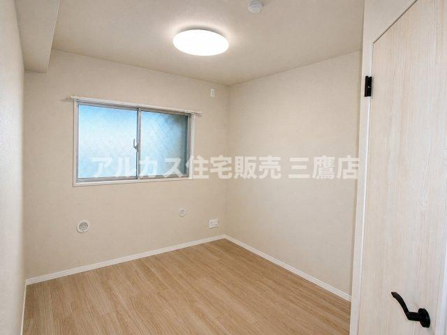 　落ち着いた色調のクロスが心安らぐ雰囲気を演出する、シンプルな洋室。