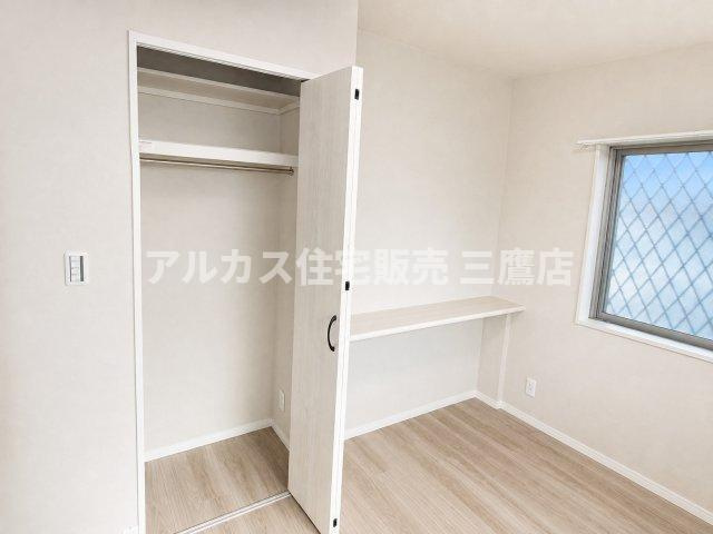 ハンガーパイプ付きクローゼットやデスクとしても使えるカウンターを配した洋室。