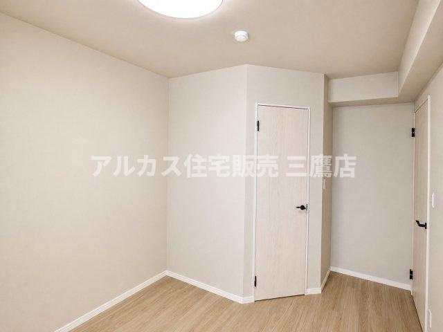 落ち着いたトーンのクロスと木目調フロアが心地よい、シンプルな居室空間。
