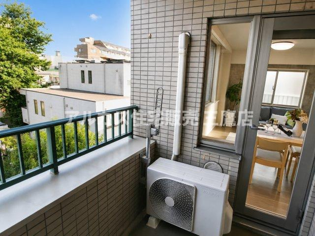 ダイニングから直接出入りができ、爽やかな風を感じられるサービスバルコニー。