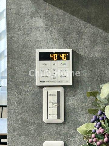 【給湯リモコン】外での一日を忘れさせてくれるオートバス機能でお好みの湯量・温度に調整された浴槽。