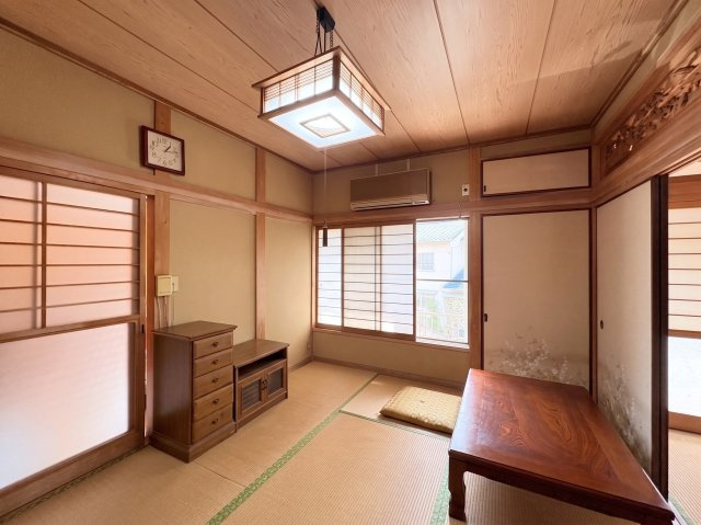 大きな窓が設けられており、室内に自然光を取り込みやすい明るい空間。窓を開ければ風も通りやすく、心地よく過ごせます。収納スペースも備えているため、寝具や季節用品などをすっきり整理可能。