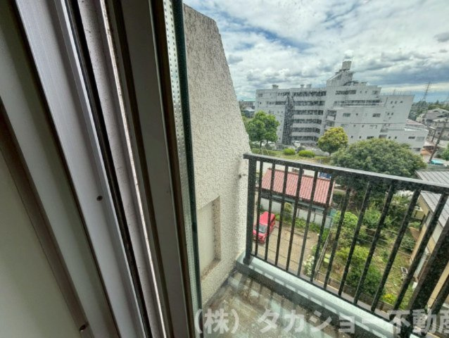 サッシはペアガラスになっております。