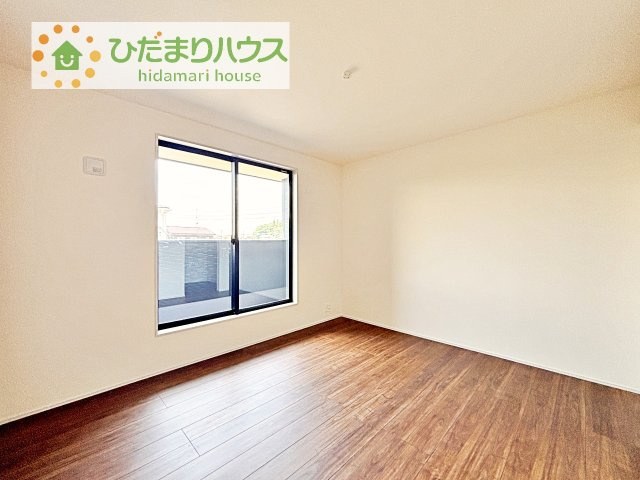 バルコニーに面していて、たっぷり光りの入る明るい主寝室です！