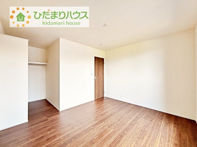 広めの主寝室は、ベッドの他にもパソコンデスクやドレッサーなども置けちゃいます(*^-^*)