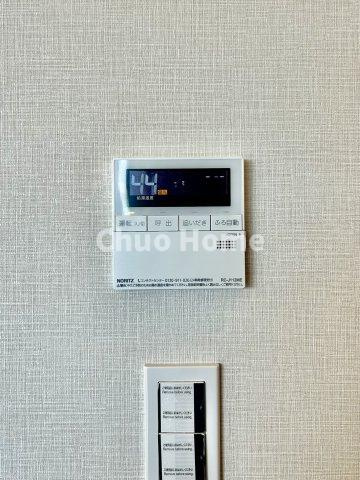 【給湯リモコン】外での一日を忘れさせてくれるオートバス機能でお好みの湯量・温度に調整された浴槽。