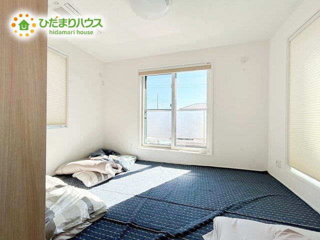 バルコニーに面していて、たっぷり光りの入る明るい主寝室です！