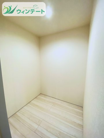 独立したストレージルームで、リビングや寝室をすっきり保てます。収納力があるから、暮らしに余裕が生まれます。