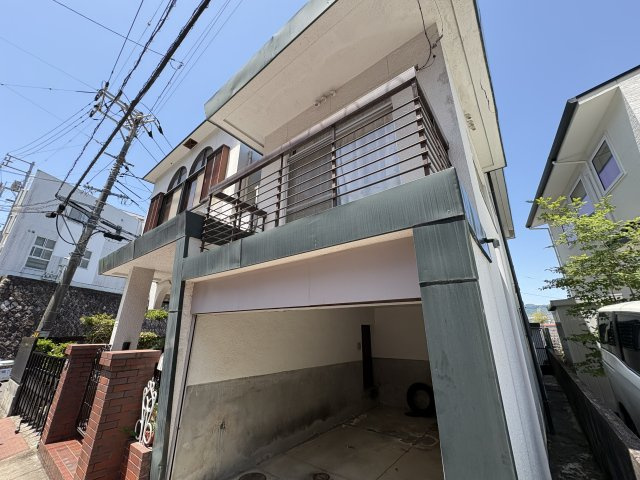 ビルトインガレージ仕様の駐車スペースは、雨の日でも濡れにくく、お車を大切に保管できます。高さにもゆとりがあり、大型車の駐車も検討可能。室内へ直接アクセスしやすく、荷物の出し入れもスムーズです。　