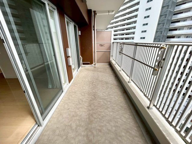 バルコニーは、室外の専用スペースのうち、「屋根がなく開放された空間」であるものを指します。ベランダより広いタイプのものが多く、日当たりもよいため家庭菜園などを楽しみたい人にとって適した環境となります。