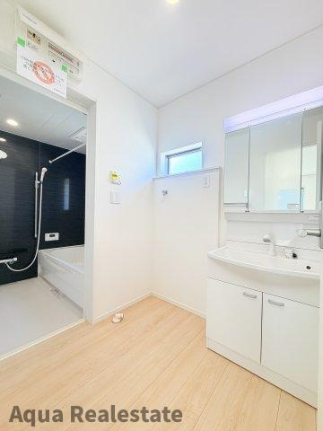 独立洗面台、朝の身支度には欠かせません　※画像は同仕様の施工事例です