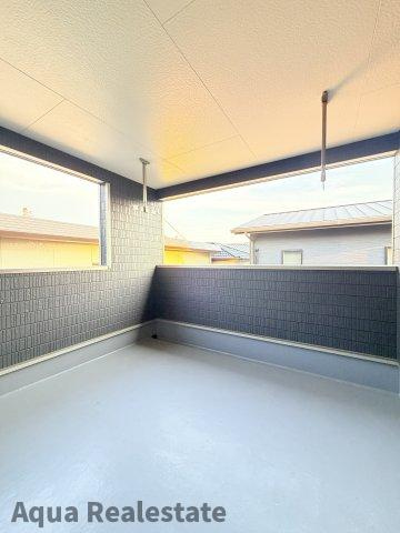 外からの目が気にならないバルコニーで洗濯物が干せます　※画像は同仕様の施工事例です