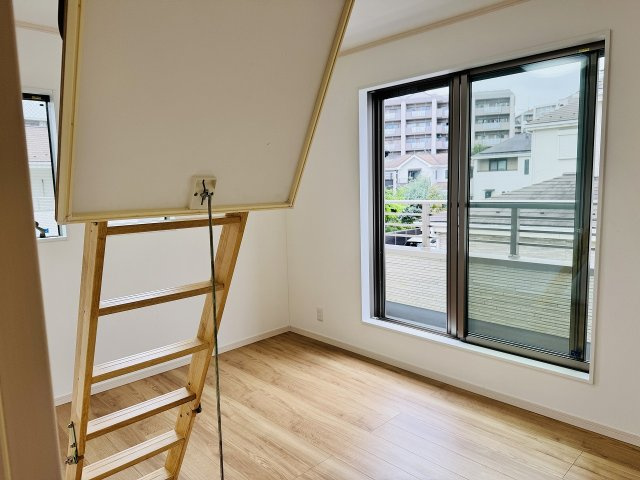 ～2階バルコニーに面している6.0帖の洋室です～