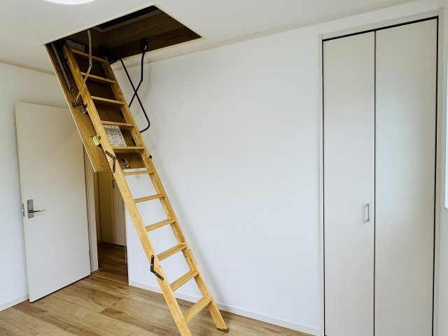 ～屋根裏収納付き　シーズンオフのグッズを収納するのに便利です～
