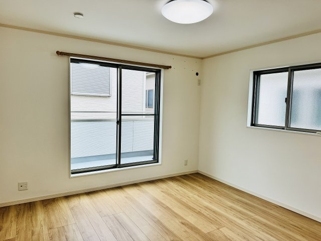～2階8.0帖の主寝室　ベッドなど大型家具のレイアウトもしやすい広さです～