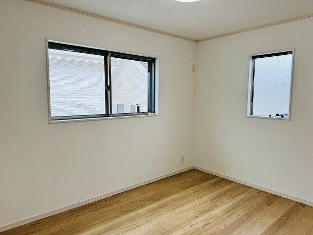 ～2階6.0帖の洋室　2面採光で明るく風通しの良いお部屋です～