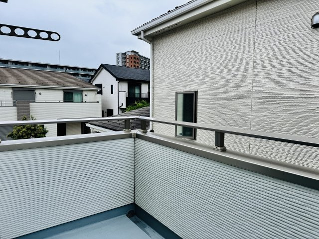 ～主寝室から出入り可能なワイドバルコニー　洗濯物や布団をタップリと干せそうです～