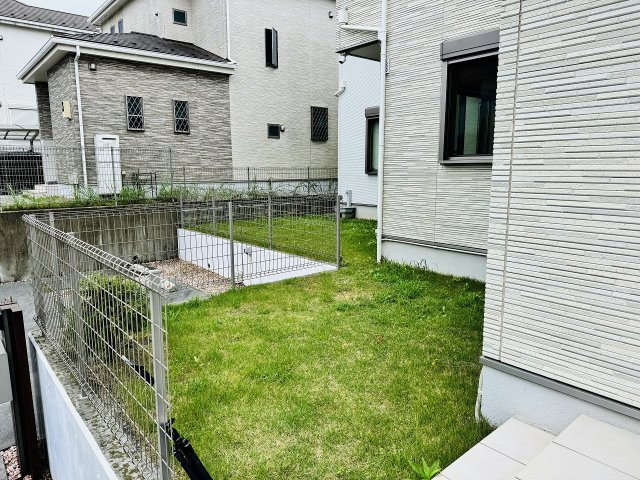 ～ちょっとしたガーデニングなども楽しめる庭付き～