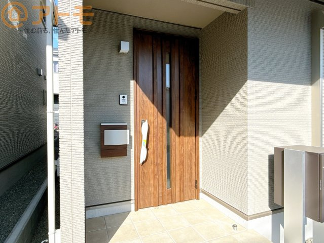 落ち着いた色合いの玄関はダブルロックで防犯性に優れた仕様になっています♪
