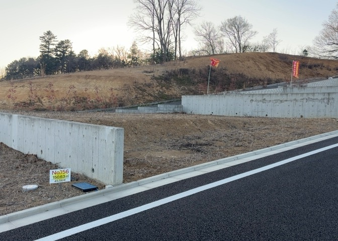 土地の形が極端に長細かったり、狭小地、あるいは道路との高低差がある傾斜地だった場合、後々売ろうとしても買い手がつかない場合もあります。後々、売却することになった時に価値の下がらない土地を選びましょう。