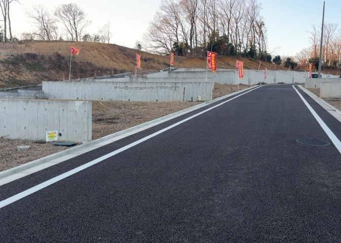 土地の面積＝住宅面積ではありません。建ぺい率の問題などで、土地のある場所によって住宅を建てられる面積は限られています。高さもしかり、「土地」という言葉の中には、建築条件も含まれると考えておきましょう。