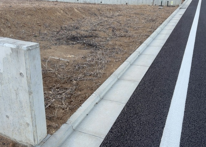 家を建てる場合、方位は要チェックです。現実的に日当たりのよい家ならばリビングは南側、建築基準法でも北側に当たる家への配慮は求められています。土地を見学に行く際は、方位磁針を持って行くようにしましょう。