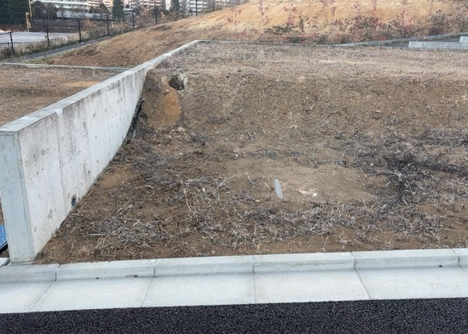 土地の前の道路に消火栓が設置されていることがあります。この場合、道路交通法第45条第1項により、駐車禁止の場所が指定されています。そのため、車庫などの駐車スペースをつくることができない場合があります。