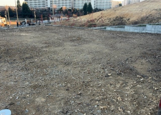 土地購入を検討されている場合、境界杭がない状態で購入してしまうと境界確定測量をする必要があり、費用がかかります。購入の前に、売主、隣土地所有者立ち合いのもと境界を確定し境界杭を設置するのがベストです。