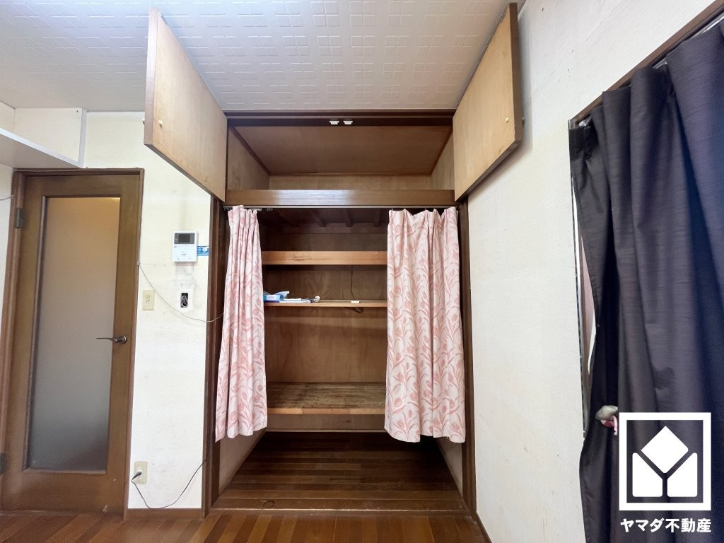 オープンクローゼットでおしゃれな「見せる」収納も可能です。扉がないため物の出し入れがしやすく、通気性が良いのもメリット。上部には扉付きの棚も設置されています。